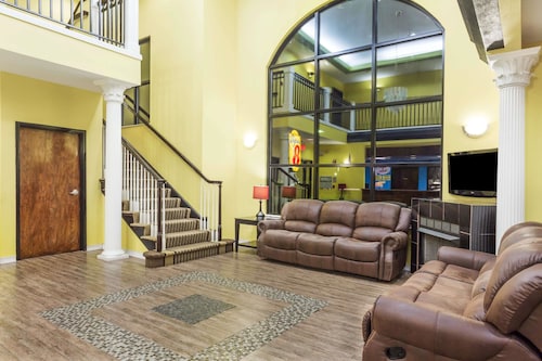 Super 8 by Wyndham Hull Street Midlothian / Richmond Area