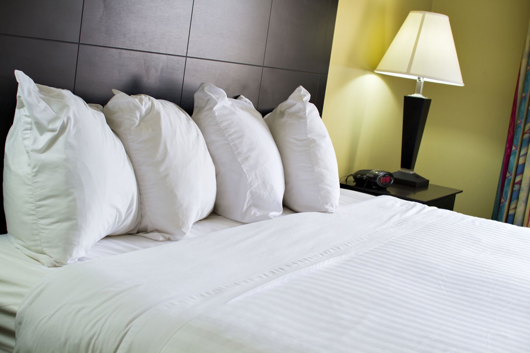 خزنة داخل الغرفة ومكتب وستائر تعتيم ومكواة/لوح كي