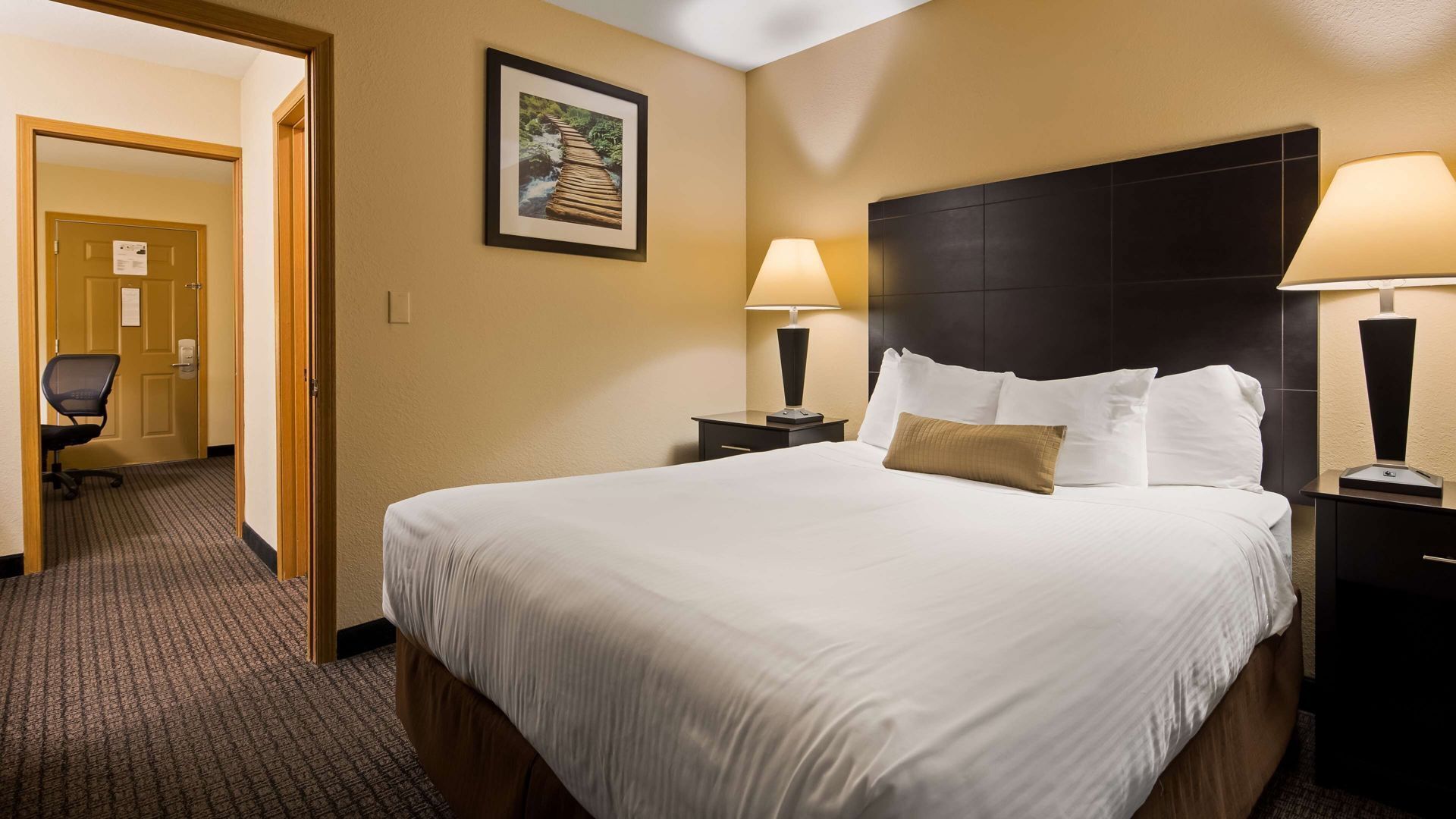 خزنة داخل الغرفة ومكتب وستائر تعتيم ومكواة/لوح كي