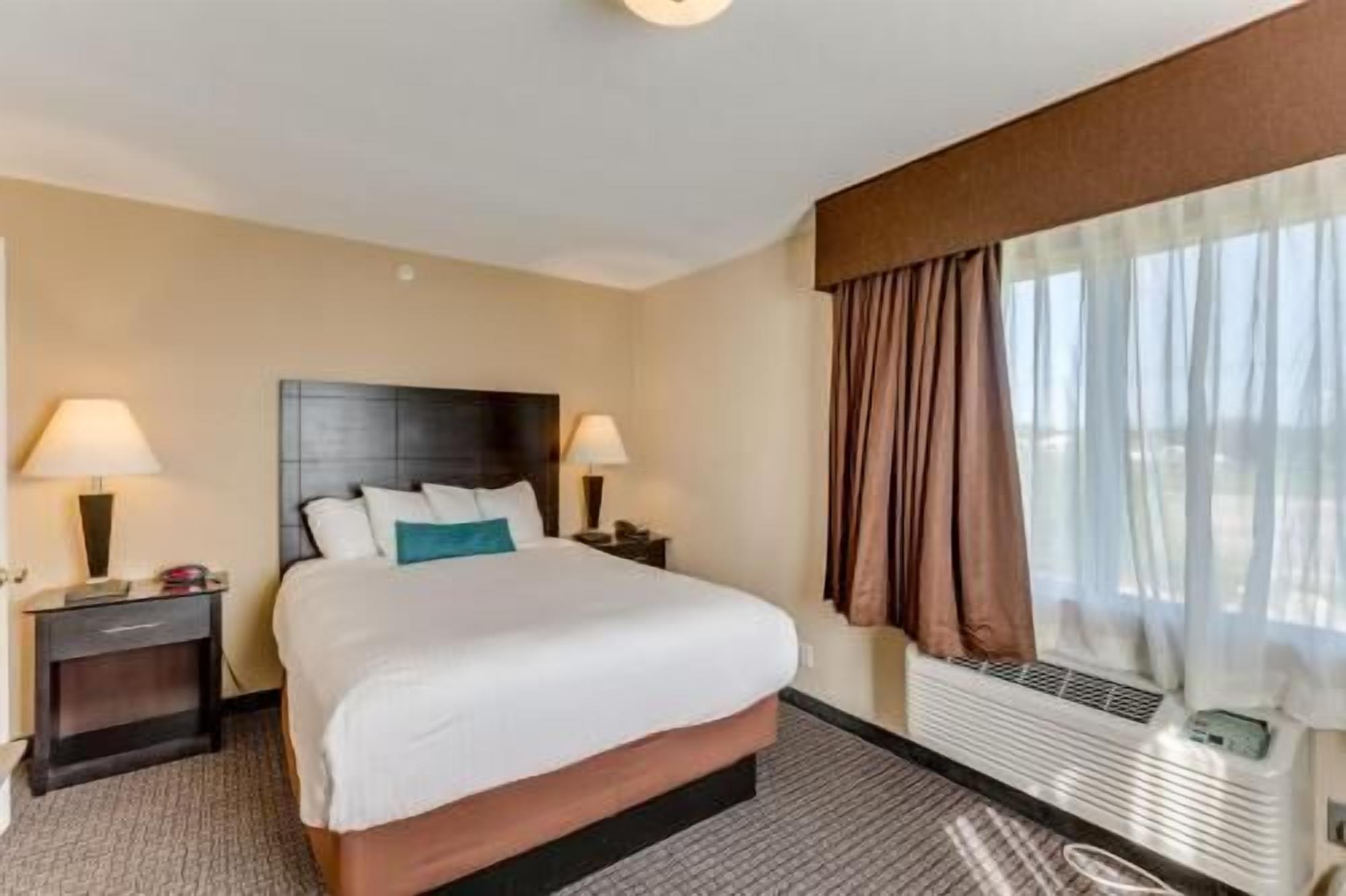 خزنة داخل الغرفة ومكتب وستائر تعتيم ومكواة/لوح كي