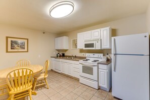 Standard Apartment, 2 Bedrooms, Non Smoking, Kitchen (Living Room,Sofabed,Full Kitchen) | Private kitchenette