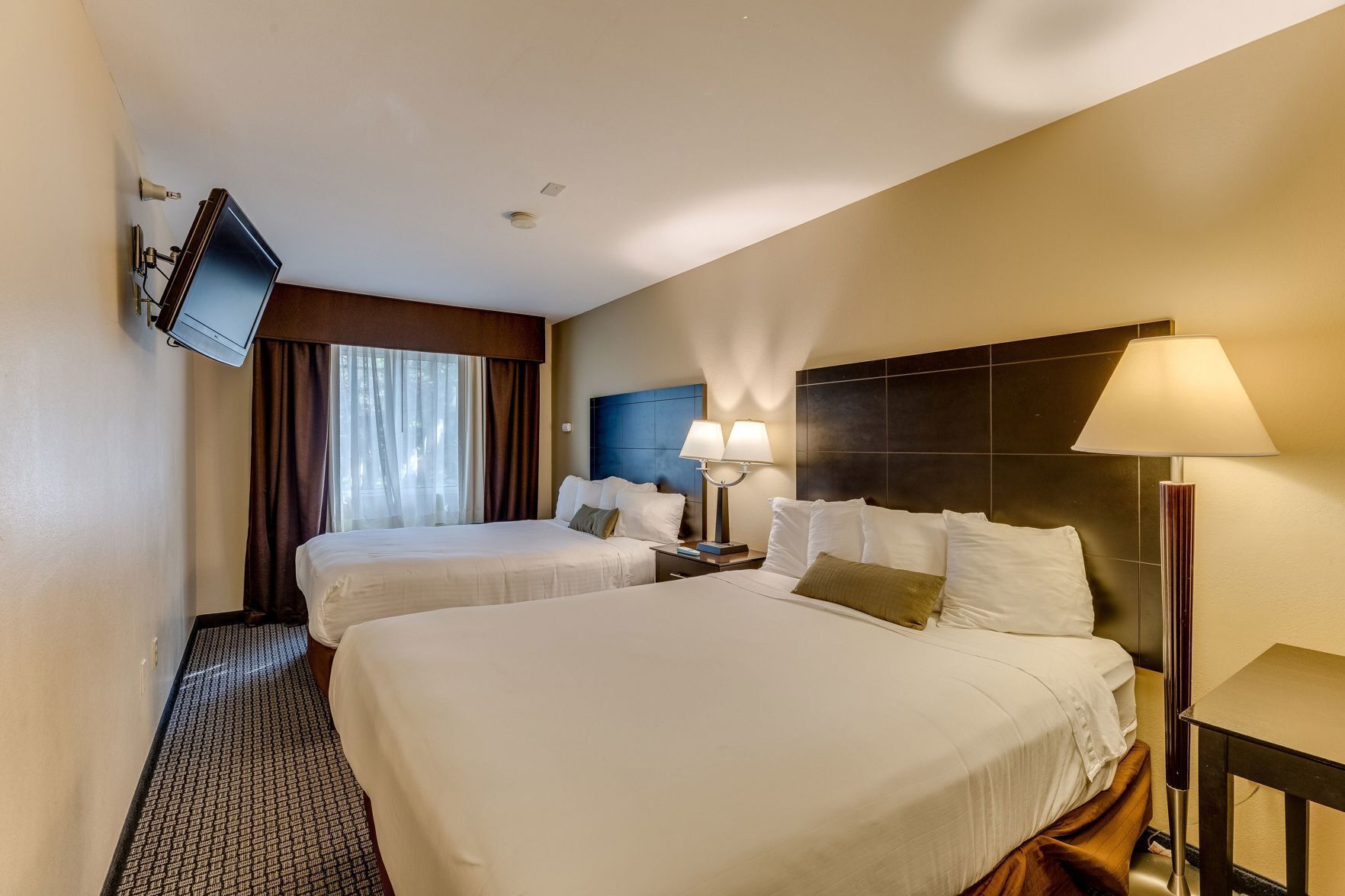 خزنة داخل الغرفة ومكتب وستائر تعتيم ومكواة/لوح كي