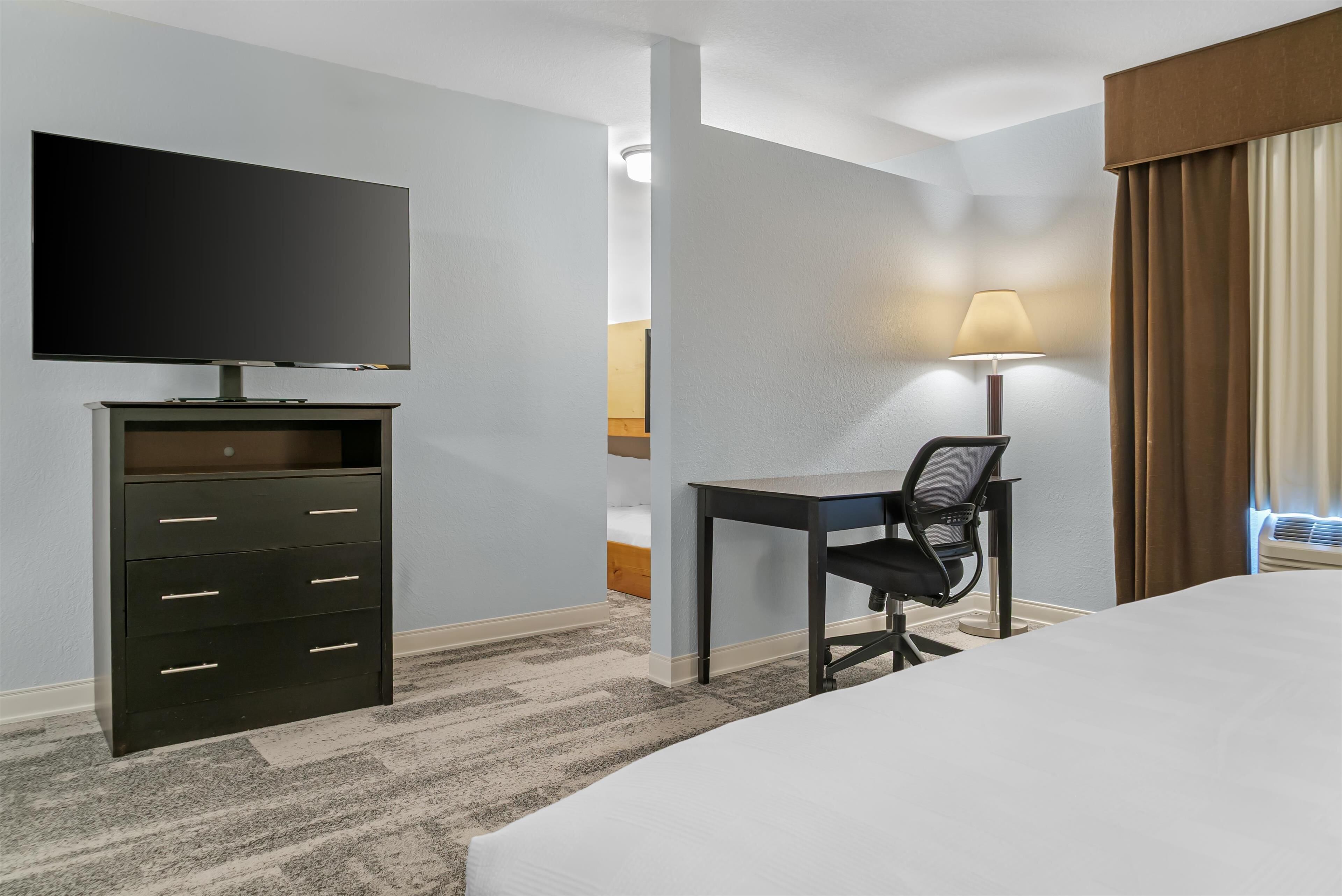 Familien-Suite, Mehrere Betten, Nichtraucher, Kühlschrank und Mikrowelle | Zimmersafe, Schreibtisch, Verdunkelungsvorhänge, Bügeleisen/Bügelbrett