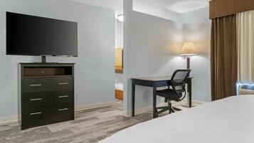 Familien-Suite, Mehrere Betten, Nichtraucher, Kühlschrank und Mikrowelle | Zimmersafe, Schreibtisch, Verdunkelungsvorhänge, Bügeleisen/Bügelbrett