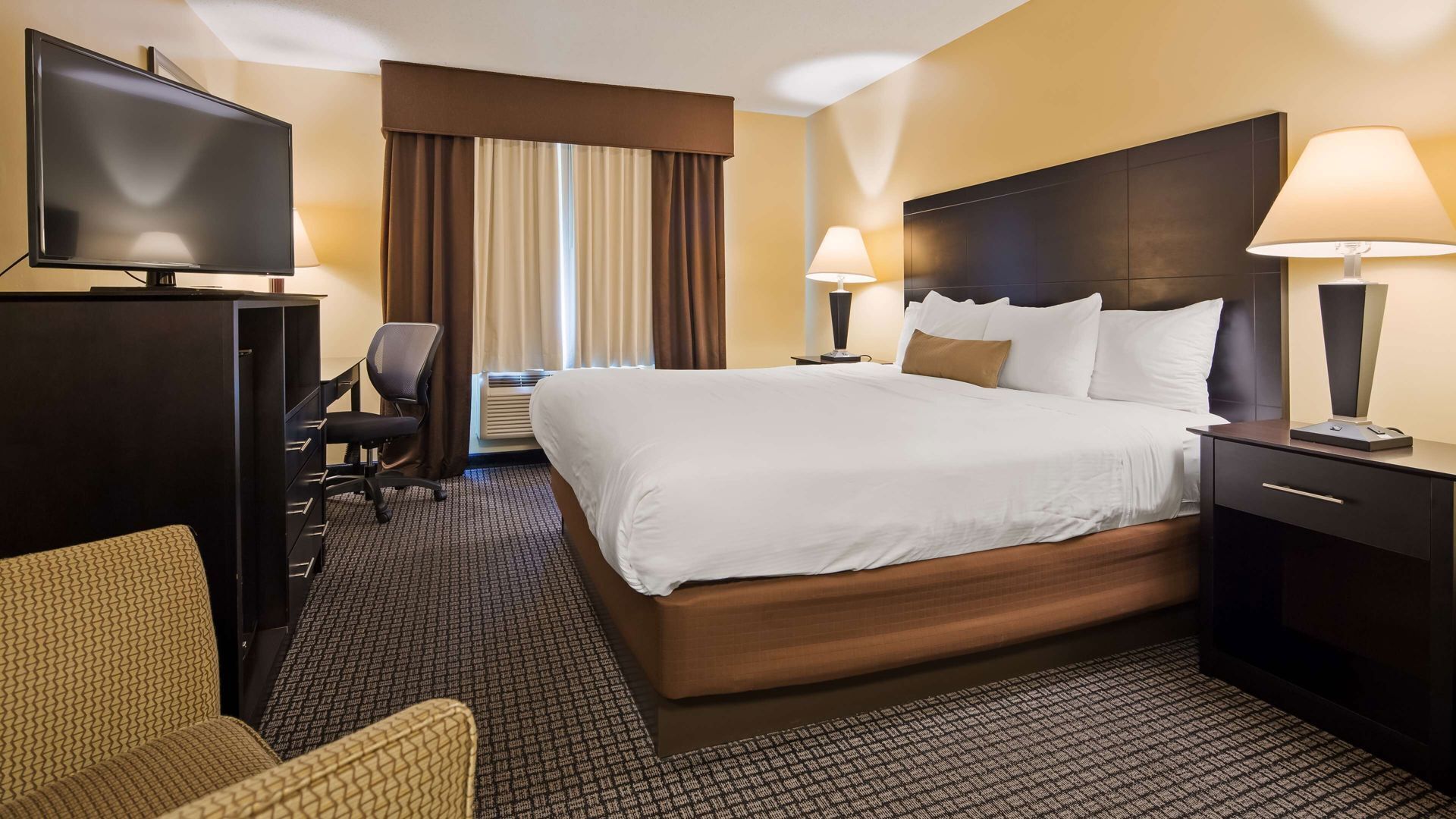 خزنة داخل الغرفة ومكتب وستائر تعتيم ومكواة/لوح كي