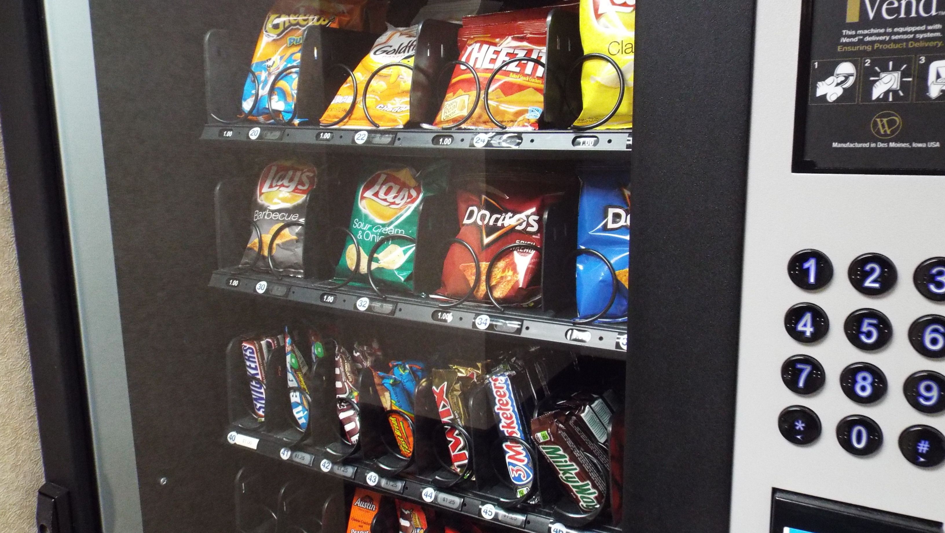 Ein Getränke- und Snackautomaten.