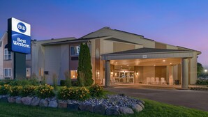Un hôtel Best Western doté d’une entrée couverte, d’un espace extérieur aménagé et d’un jardin paysager.