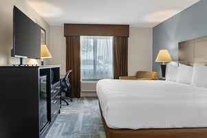 Standard Room, 1 King Bed, Non Smoking, Refrigerator | In-room safe, desk, blackout drapes, iron/ironing board