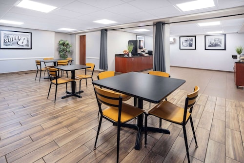 Super 8 by Wyndham Mount Laurel