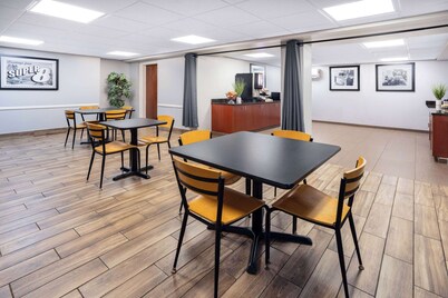 Super 8 by Wyndham Mount Laurel