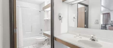 Ducha y bañera combinadas, secador de pelo y toallas