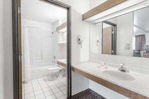 淋浴/浴缸二合一、吹風機、毛巾