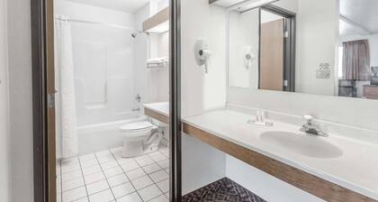 Super 8 by Wyndham Prince Frederick