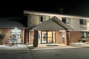 Exterior - Super 8 by Wyndham Prince Frederick (Prince Frederick)