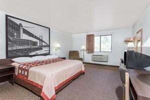 Escritorio, tabla de planchar con plancha, wifi gratis y ropa de cama 