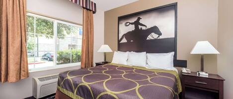 Una habitación de hotel con una cama grande, dos mesitas de noche con lámparas, una ventana con cortinas y un cuadro colgado en la pared.