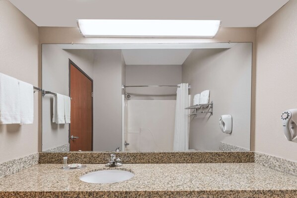 Combined shower/tub, free toiletries, hair dryer, towels