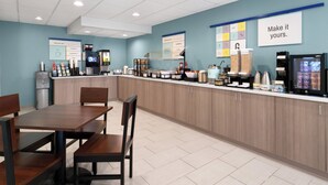 Un espace café en libre-service proposant une variété de boissons et d’aliments, un coin salon avec des tables et des chaises, ainsi qu’un panneau indiquant : « Faites-en votre espace. »