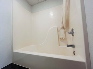 Amenidades de baño gratuitas, secadora de cabello, toallas 