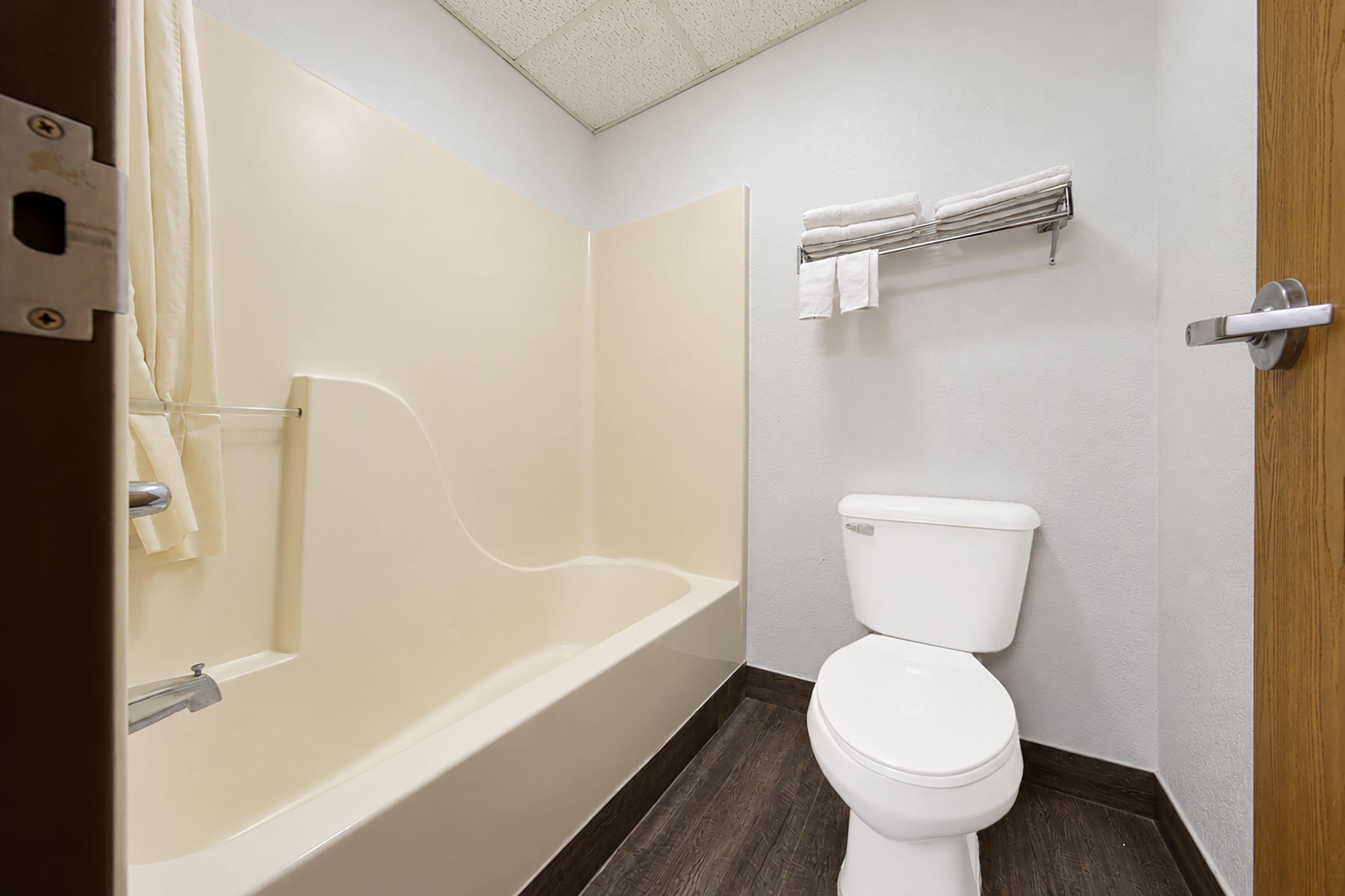 Une salle de bain avec une baignoire, des toilettes et un porte-serviettes.
