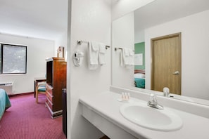 Combined shower/tub, free toiletries, hair dryer, towels