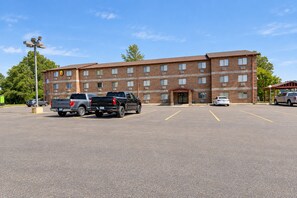 A multi-story brick building with a parking lot in front. - Rockwood Inn Kennett I 55 Near Blytheville (Kennett)