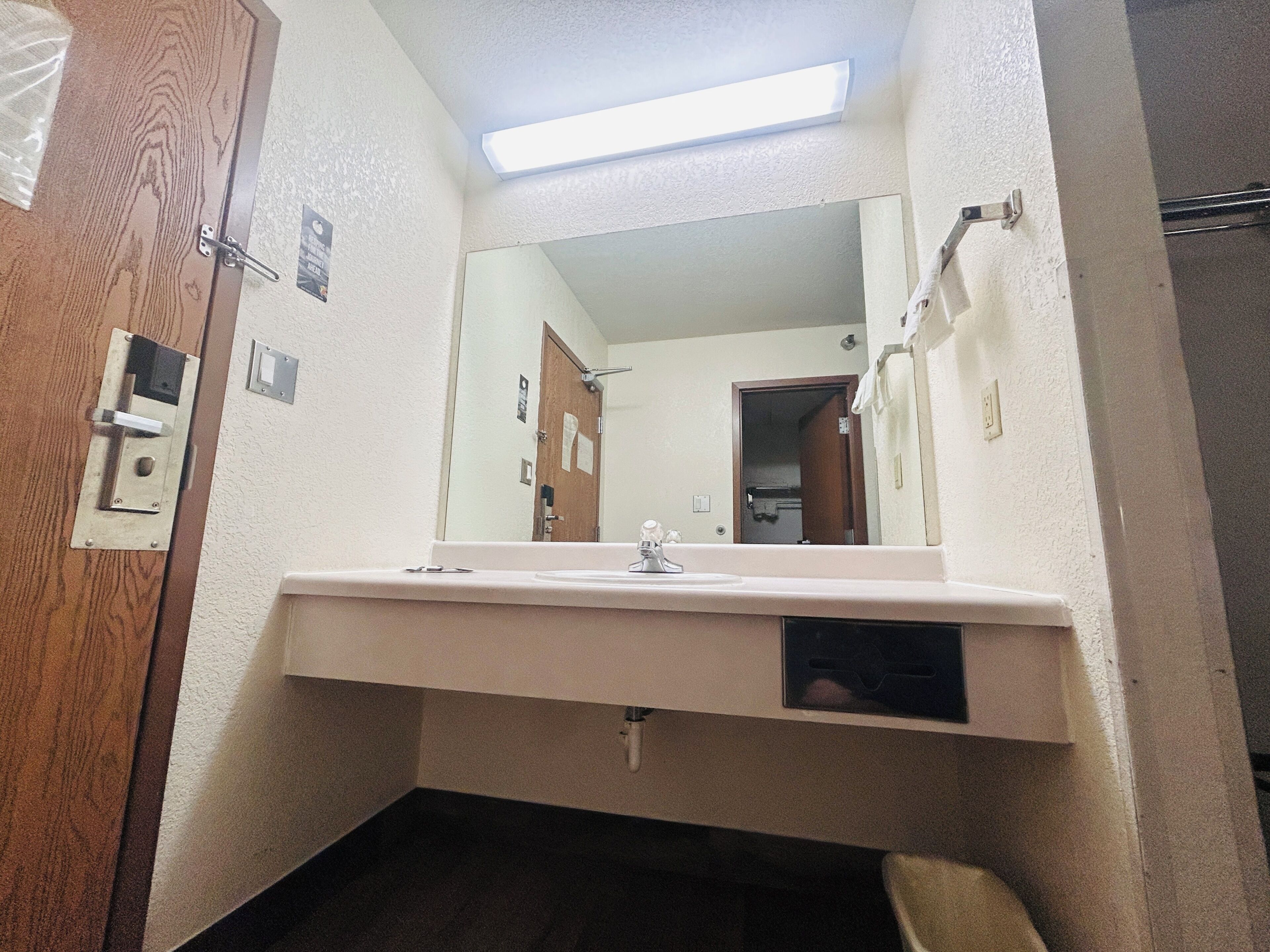 Articles de toilette (gratuits), séchoir à cheveux, serviettes fournies