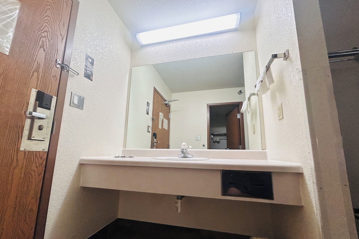 Articles de toilette (gratuits), séchoir à cheveux, serviettes fournies