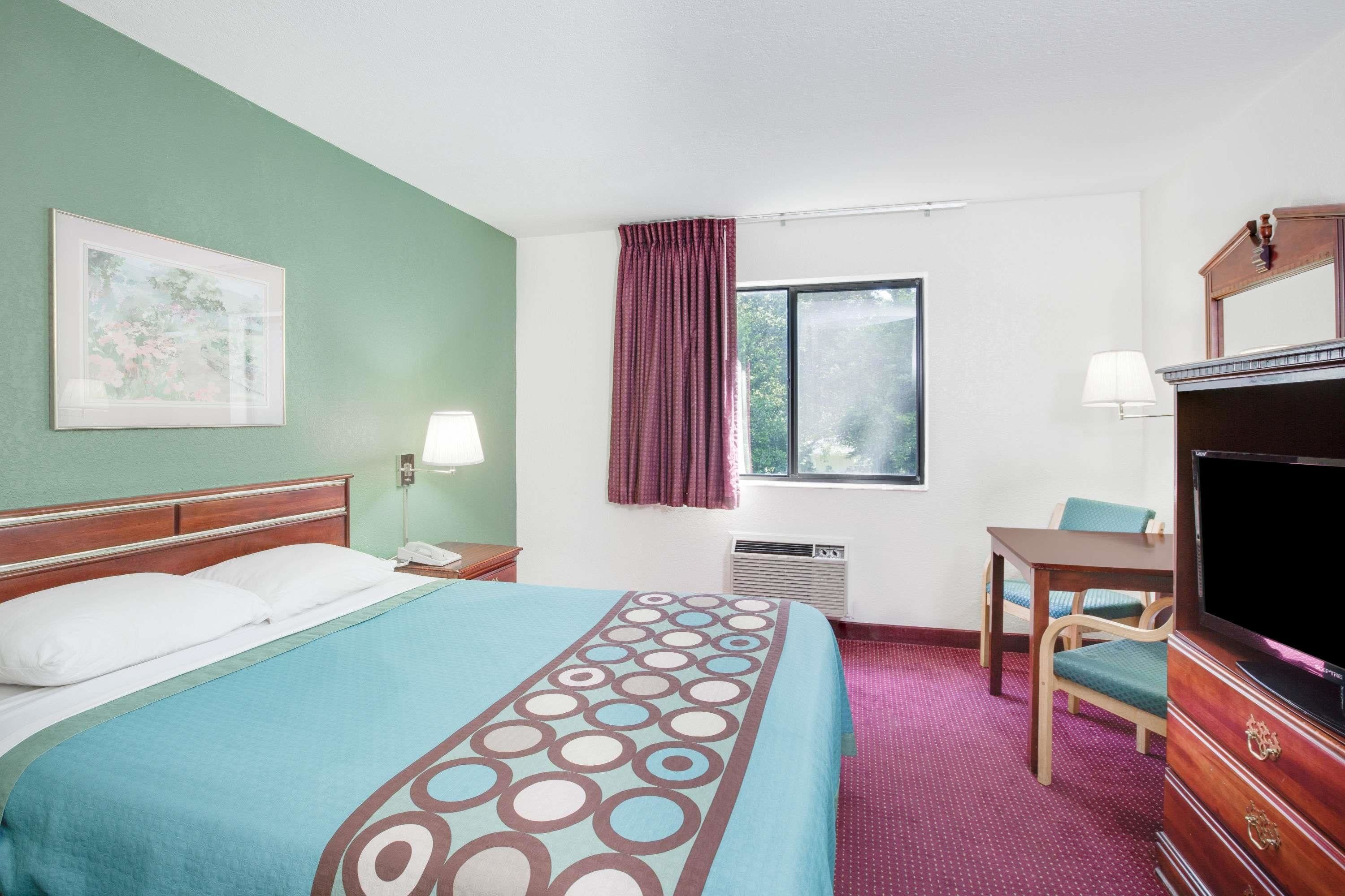 Phòng Tiêu chuẩn, 1 giường cỡ queen | Két bảo mật tại phòng, bàn, khu vực làm việc phù hợp cho laptop 