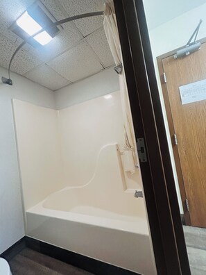 Articles de toilette (gratuits), séchoir à cheveux, serviettes fournies