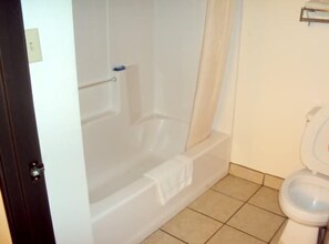 Combined shower/tub, hair dryer, bathrobes, towels - Texas Inn & Suites (Lufkin)