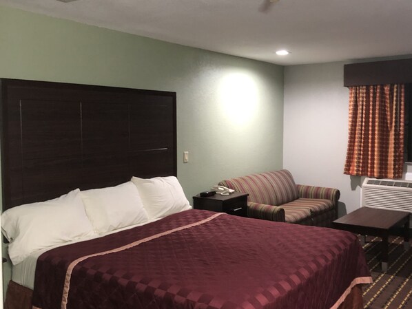 Habitación estándar, 1 cama de matrimonio grande, no fumadores | Edredones de plumas, escritorio, tabla de planchar con plancha