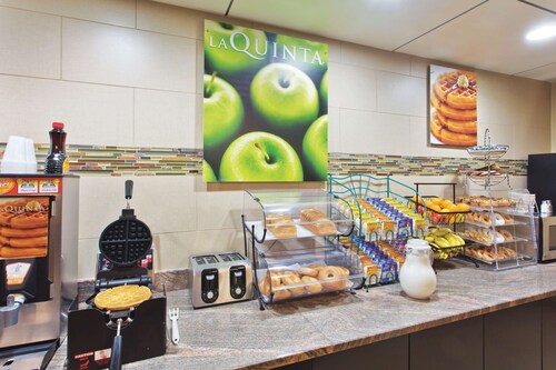 La Quinta Inn & Suites by Wyndham Columbus - Grove City