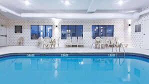 Piscina interior com várias pistas, identificadas com os números 3, 4 e 6.