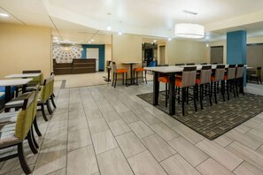Free daily full breakfast  - La Quinta Inn & Suites by Wyndham Columbus - Grove City (Grove City)