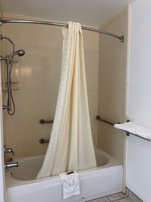Combined shower/bathtub, hair dryer, towels - Majestic Inn (Longview)
