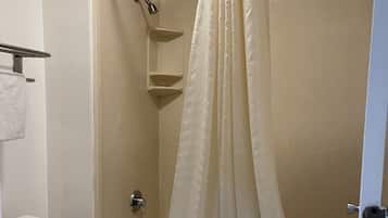 Combined shower/bathtub, hair dryer, towels
