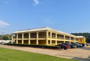 Exterior - Majestic Inn (Longview)