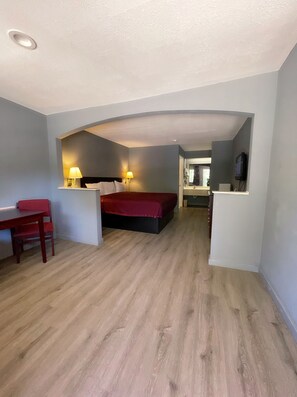 Chambre, 1 très grand lit, non-fumeur | Bureau, fer et planche à repasser, accès au Wi-Fi (inclus)