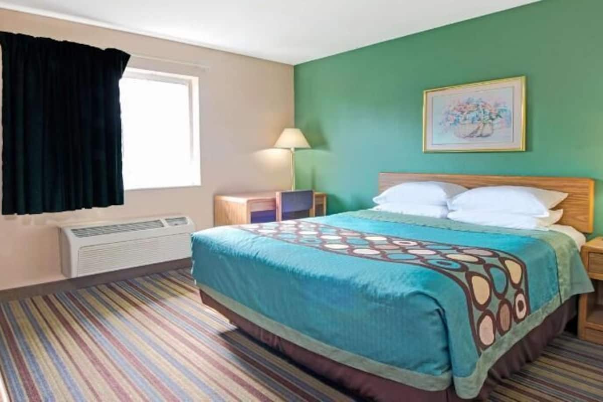Desk, free cribs/infant beds, rollaway beds, free WiFi