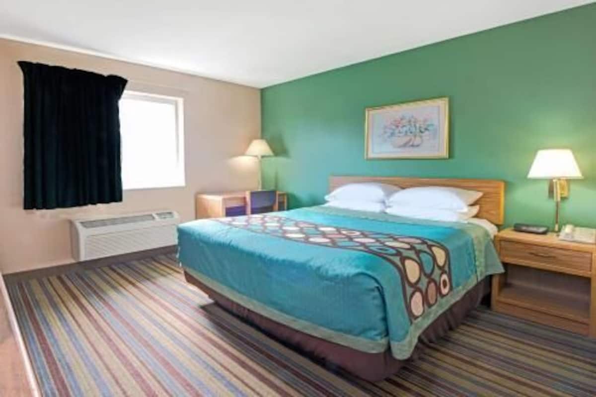Desk, free cribs/infant beds, rollaway beds, free WiFi