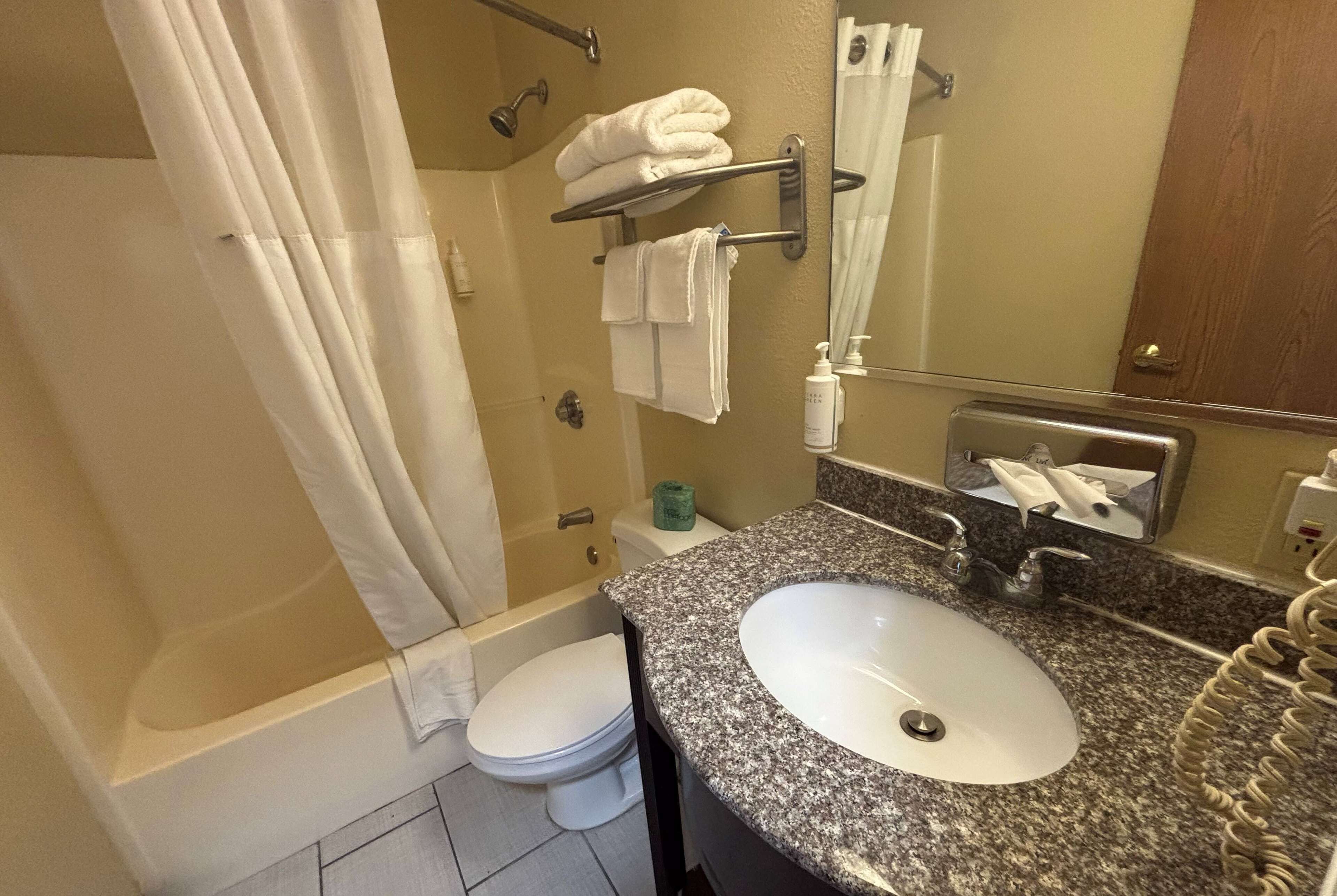 Tina, amenidades de baño gratuitas, secadora de cabello, toallas 