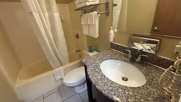 Tina, amenidades de baño gratuitas, secadora de cabello, toallas