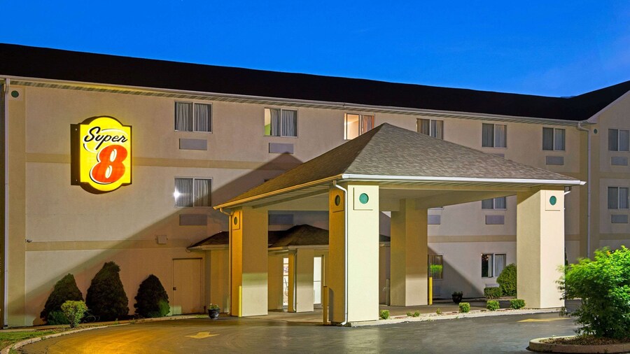 Super 8 by Wyndham Pontoon Beach IL/St. Louis MO Area