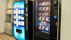 Deux distributeurs automatiques : l’un pour l’eau Aquafina et l’autre pour les en-cas, avec un distributeur d’eau et un système de paiement.