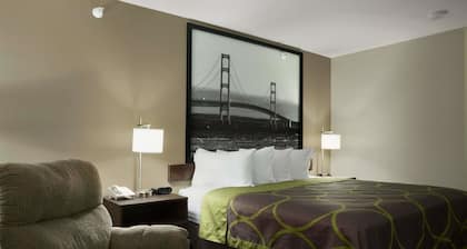 Super 8 by Wyndham Manistee