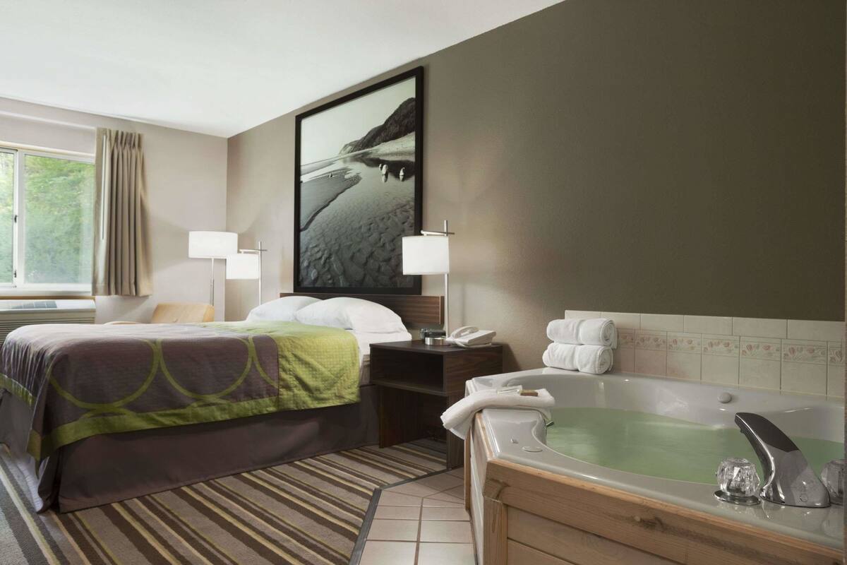 Suite, 1 queensize-seng, spabadekar | Skrivebord, barnesenger (inkludert) og ekstrasenger (mot et tillegg)