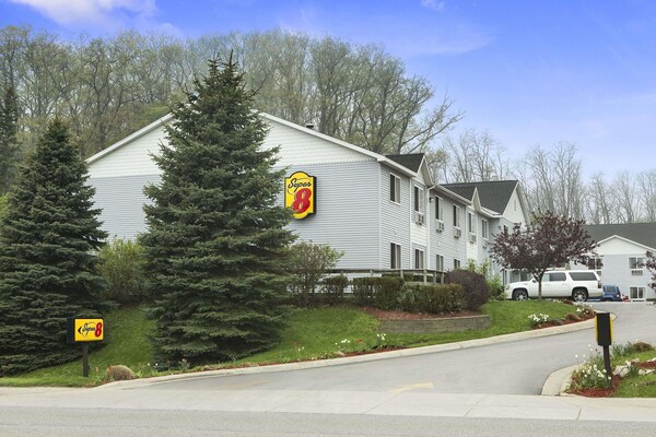 Super 8 By Wyndham Manistee - Manistee, MI