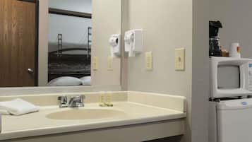 Ducha y bañera combinadas y artículos de higiene personal gratuitos