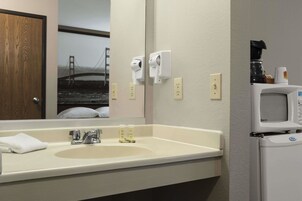 Bañera con ducha, artículos de tocador gratuitos, secador de pelo